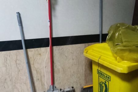 تخت بیمار کنار سطل پسماند عفونی!