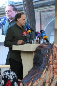 برگزاری آئین نکوداشت نامداران فرهنگ و هنر در قلعه والی ایلام

آوای غرب /آئین نکوداشت نامداران فرهنگ و هنر هم اکنون  با حضور چهره‌های شاخص ملی و استانی در قلعه تاریخی والی ایلام در حال برگزاری است.

در این مراسم، مدیرعامل صندوق اعتباری هنر، استاندار ایلام، نماینده مردم در مجلس شورای اسلامی، استاد عبدالجبار کاکایی،  و پیشکسوتان حوزه فرهنگ و هنراستان  حضور دارند.

این آئین با هدف تجلیل از مقام شامخ پیشکسوتان عرصه فرهنگ و هنر برگزار می‌شود و بخشی از برنامه‌های فرهنگی استان برای پاسداشت مفاخر و سرمایه‌های معنوی ایلام است.
