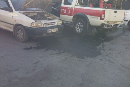 مهار سریع آتش‌سوزی خودروی پراید در چهارراه جمهوری ایلام