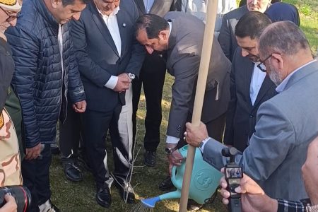 کاشت دو اصله نهال دوستی (بلوط، خرما )در استانداری ایلام به نشانه همبستگی ایلام و واسط