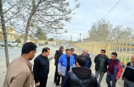 بازدید استاندار ایلام از کارکنان مخابرات در حال بازسازی شبکه‌های ارتباطی آسیب‌دیده