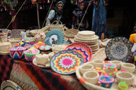 همزمان با گرامیداشت روز روستا و عشایربازدید استاندار از غرفه امور عشایر