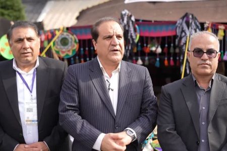 روستائیان و عشایر نماد اقتصاد مقاومتی و مرزداران هویت و امنیت کشور هستند